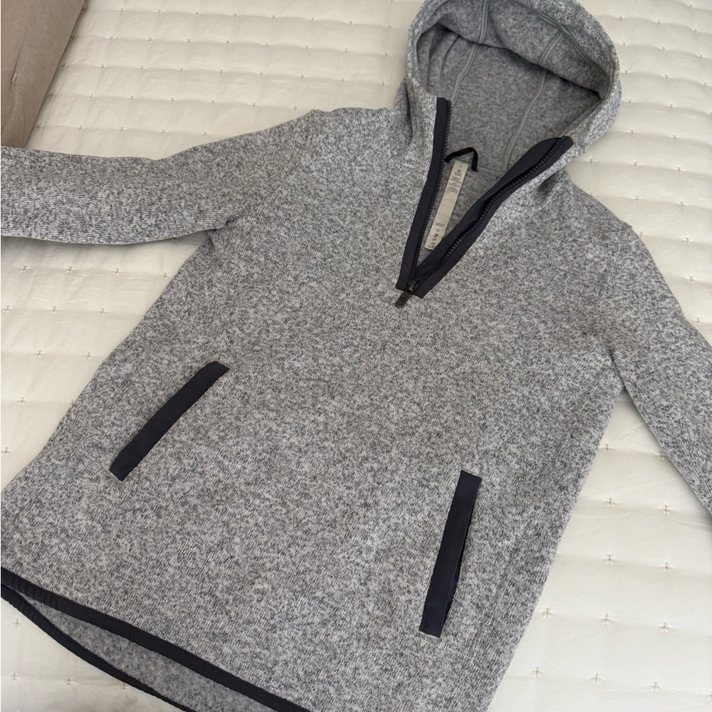 Lululemon women’s quarter zip size 4 jacket. In great condition zippered pockets